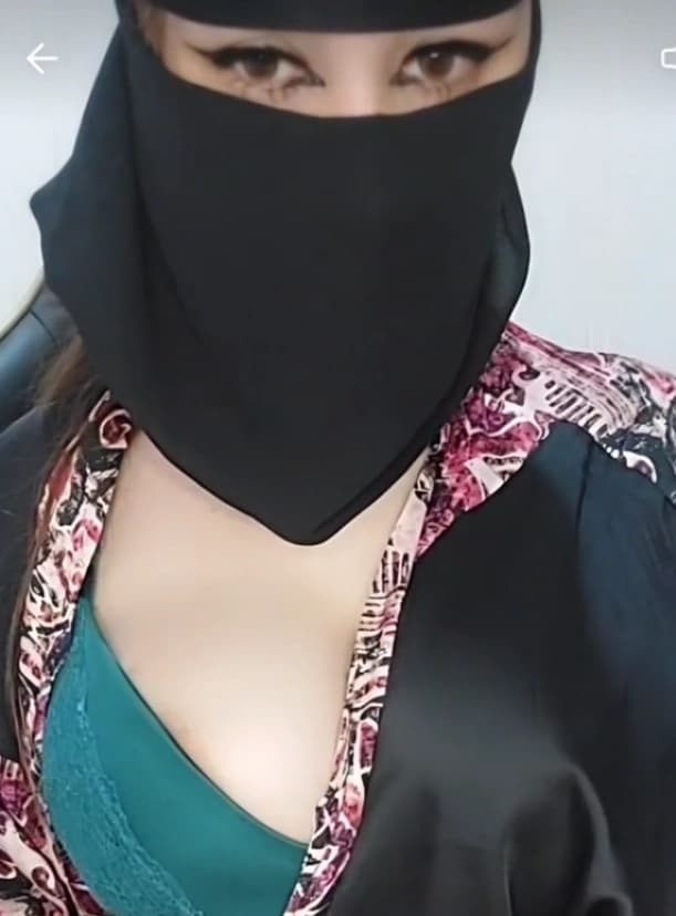 Featured image for Arab Milf Showing Deep Clevage on Tango