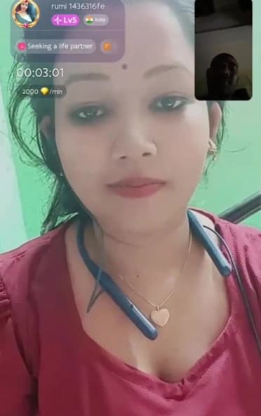 Featured image for Bengali Beauty Flashes Her Boobs & Fingers Her Pussy for Her Lover