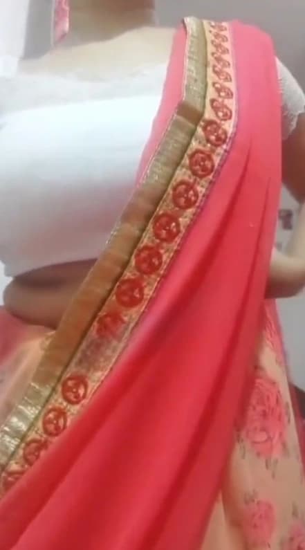 Featured image for Bengali GF Removes Saree Reveals Boobs and Pussy Fucking with Fingers