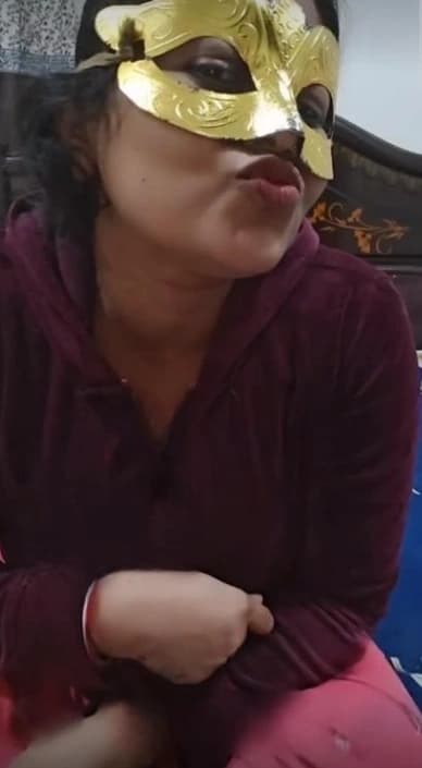 Featured image for Horny Indian Milf Strips Fully Nude on Tango Live Cam and Fingers Her Wet Pussy
