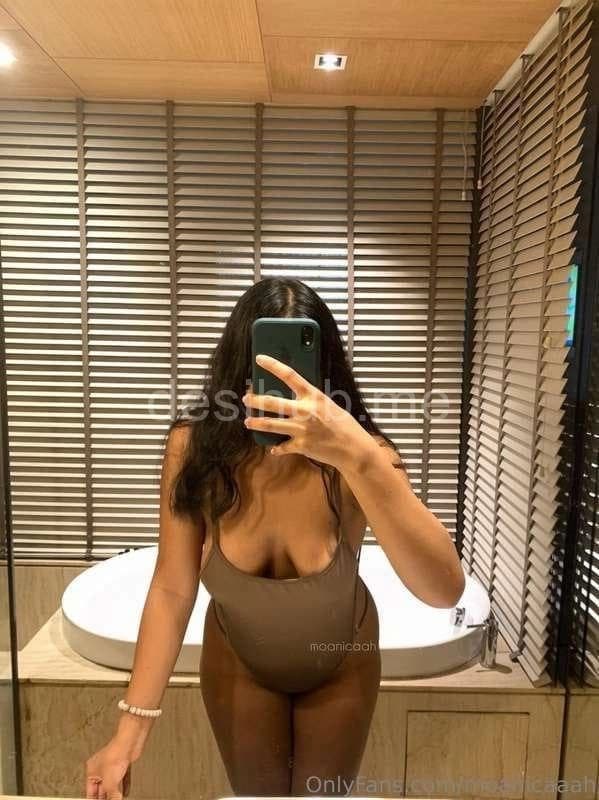 Featured image for Sexy figure babe Moanicaah goes fully nude flaunts perfect tits on a mirror selfie photos and boobs shake tease