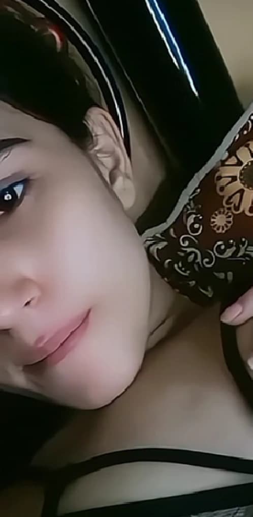 Featured image for Cute Girl Showing her Nipples