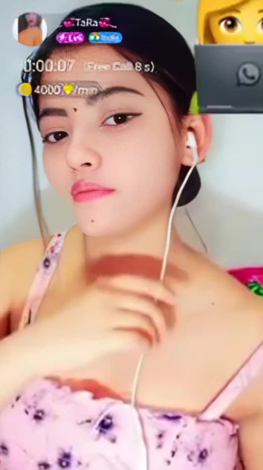 Featured image for Hot Girl Flashes Her Boobs to Boyfriend on Video Call
