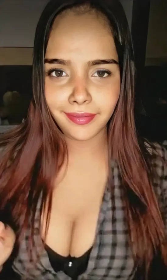 Featured image for Sexy Girl Goes Full Nude on Live Stream Spreading Legs and Fingering Pussy