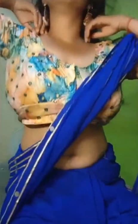 Featured image for South Indian Bhabhi Strips Out of Saree Revealing Huge Boobs Topless