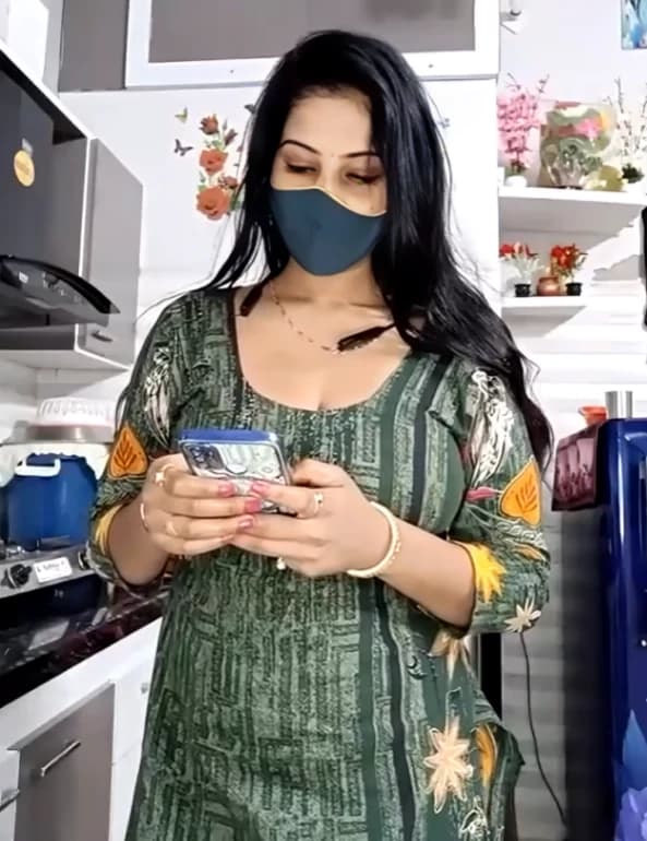 Featured image for Desi Wife Nude Boobs Flash in Kitchen for Boyfriend, Husband Waiting Outside