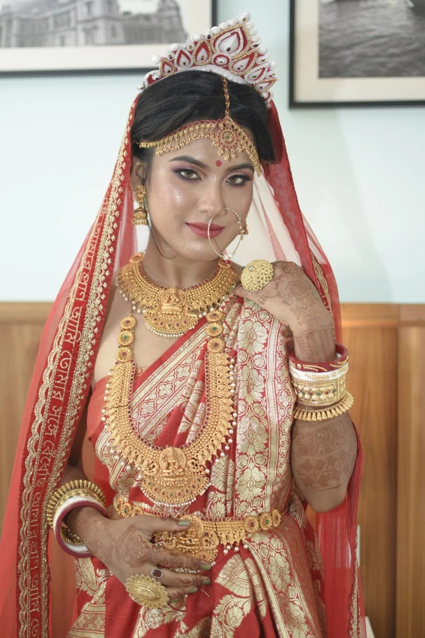 Featured image for Gorgeous Bengali beauty Moumita Saha strips traditional saree nude exposing perfect tits and shaved pussy