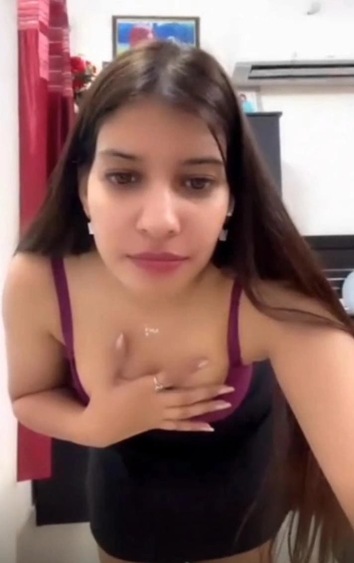Featured image for Tango Live Girl Gets Horny and Flashes Her Perfect Boobs for the Whole Chat