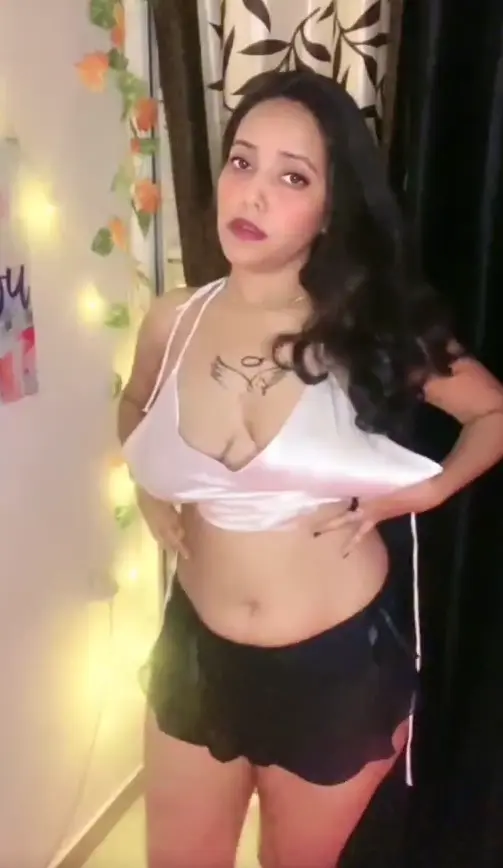 Featured image for Sexy Figure Babe Teases Her Hot Cleavage And Flashes Her Boob On Tango Cam Show