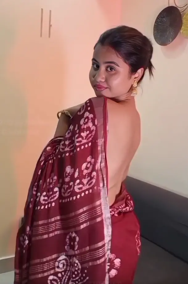 Featured image for Petite Desi Babe Gives Unforgettable Tease Flaunting Her Sexy Body In Red Saree