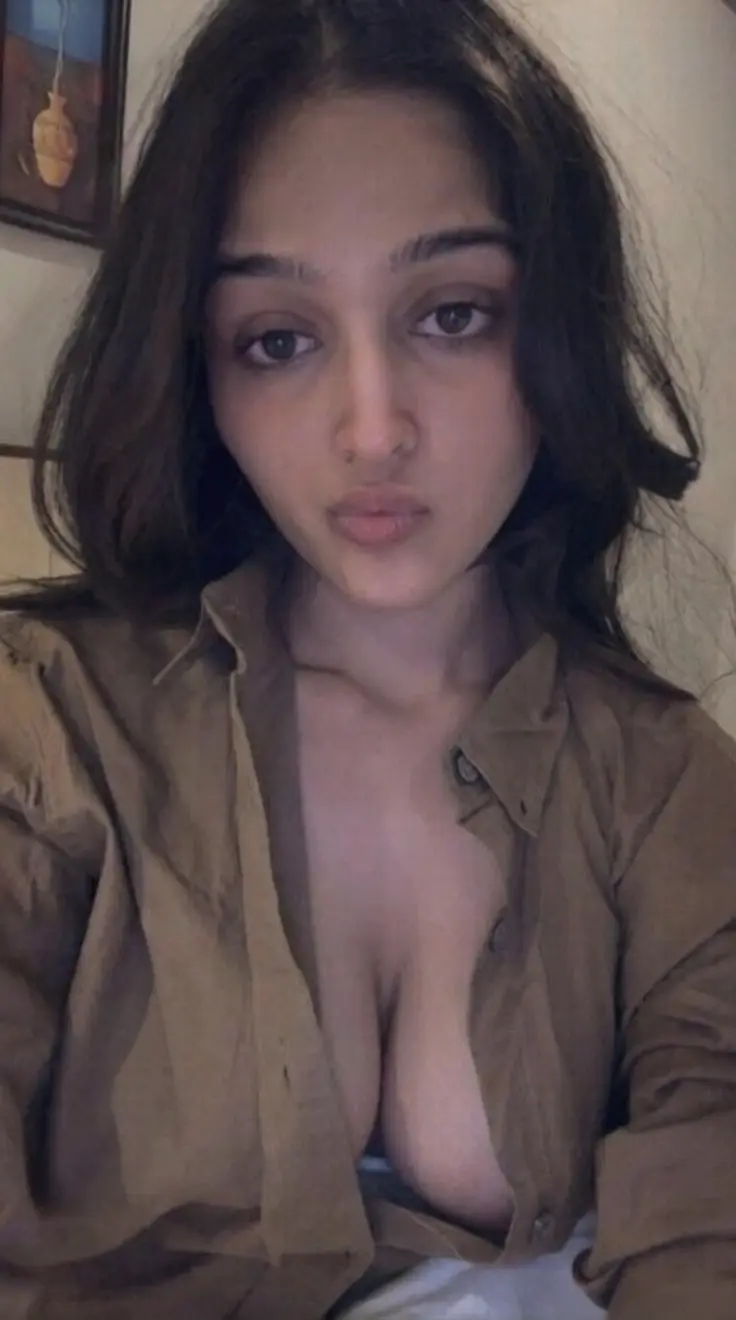 Featured image for Desi Hottie Isha Modi Most Demanded Nude Pics Showing Cleavage And Perfect Pantyless Ass
